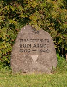Rudi-Arndt-Gedenkstein in Schönbach am Abzeig Bad Lausicker Straße zu Alte Dorfstraße
